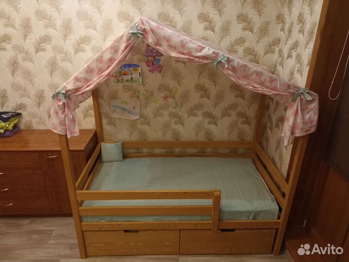 Кровать детская домик с матрасом ящикиками, крышей