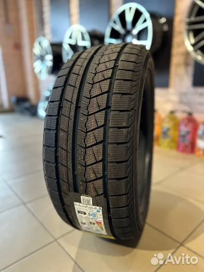 Sonix Prime A/S 215/60 R17 96H