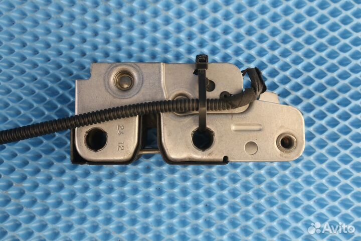 Замок капота VW Golf 6