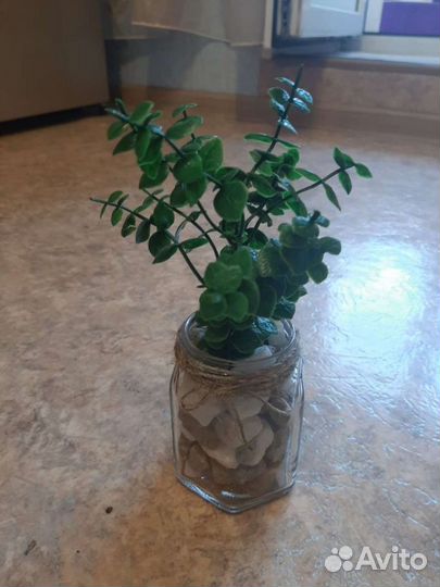 Искусственные цветы в горшках