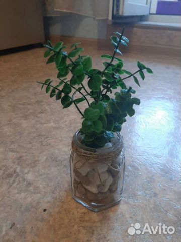 Искусственные цветы в горшках