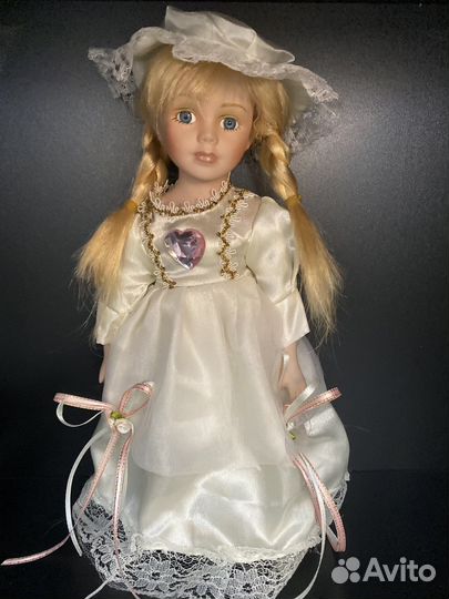 Фарфоровая кукла