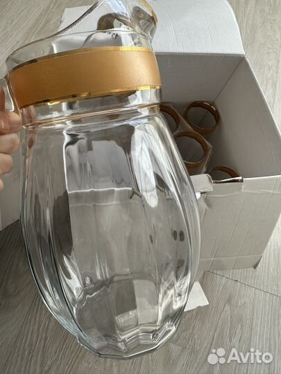 Кувшин и стаканы