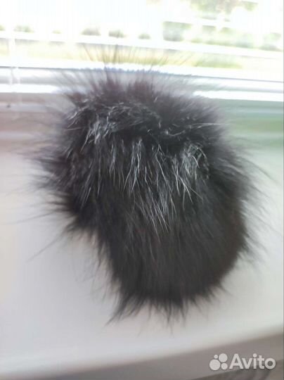 Воротник и помпоны из мех енота