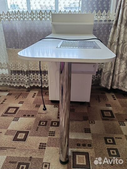 Маникюрный стол с вытяжкой