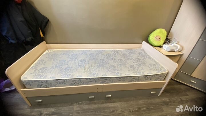 Кровать односпальная с ящиками и матрасом