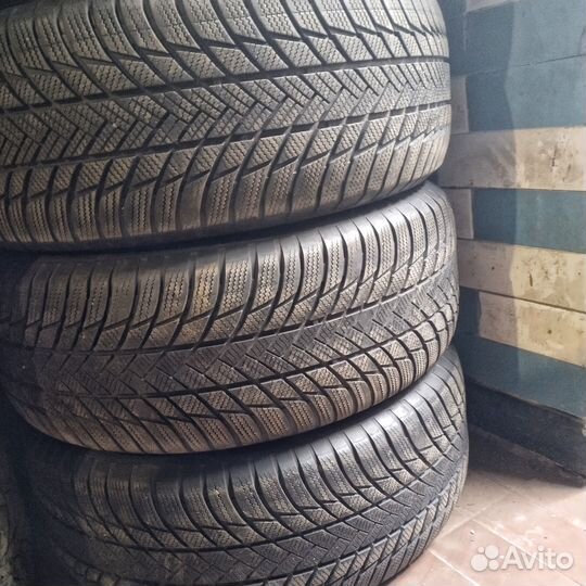 Bridgestone Blizzak LM-001 255/55 R20