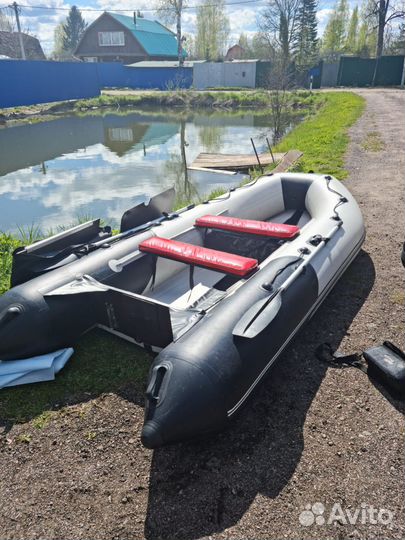 Моторная лодка с мотором