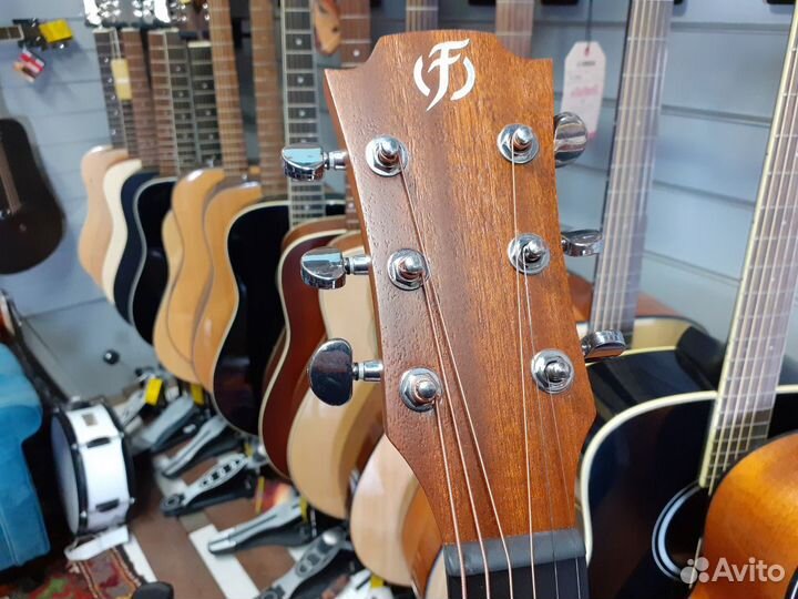 Акустическая гитара дредноут