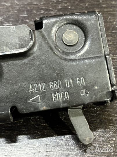 Замок капота мерседес w212