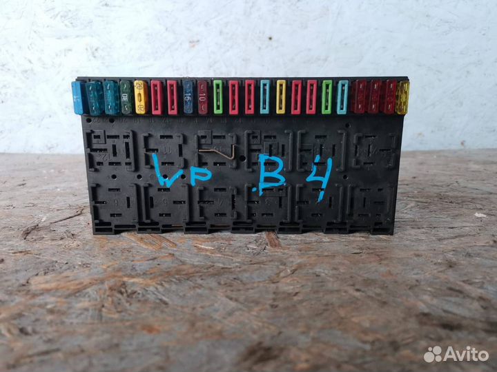 Блок предохранителей Volkswagen Passat B4