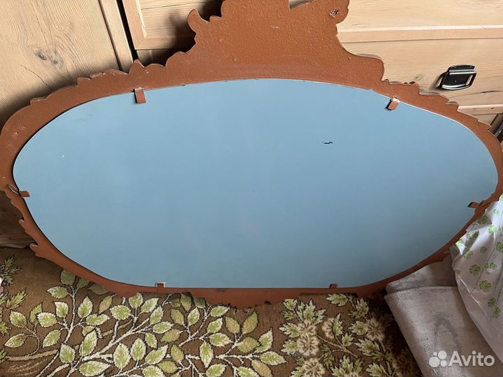 Зеркало в деревянной рамке