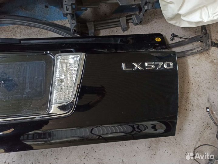 Крышка багажника нижняя чёрная Lexus LX 570