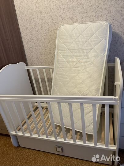 Детская кроватка с маятником