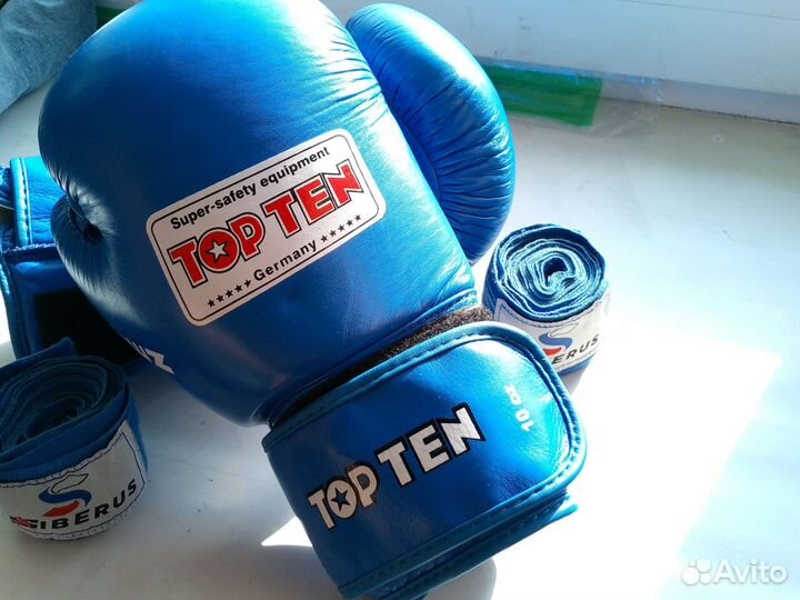 Боксёрские перчатки и боксерские бинты