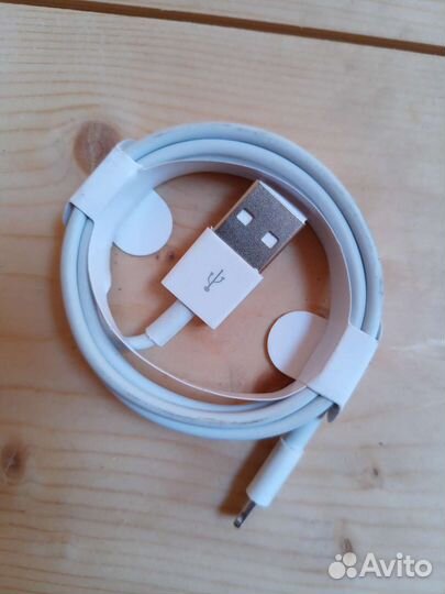 Зарядный шнур на iPhone