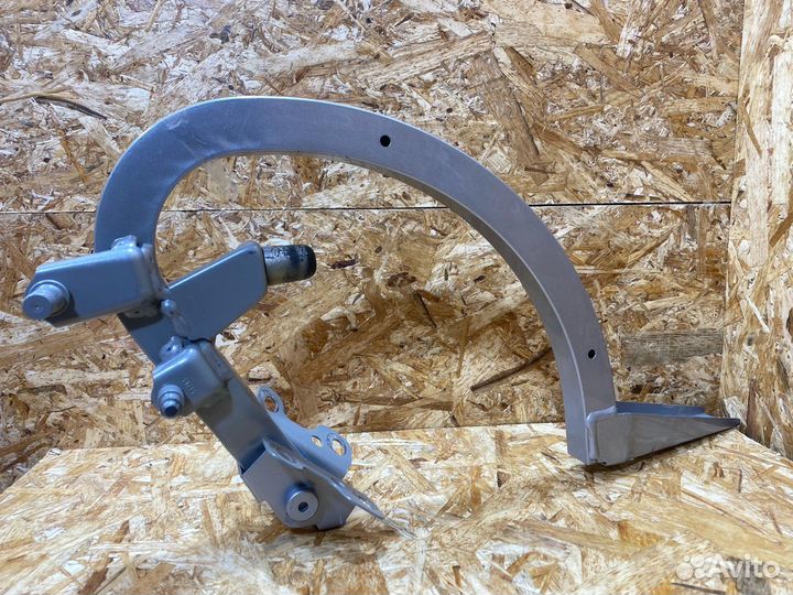 Петля крышки багажника правая Audi A4 B9 2016