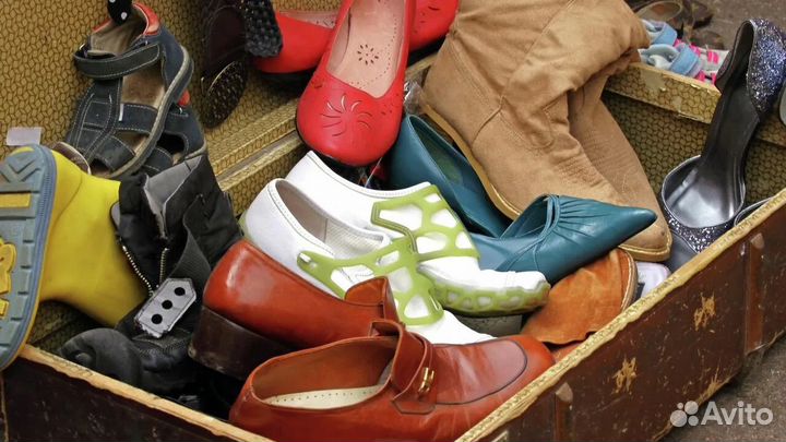 Коробка с ненужной мужской обувью