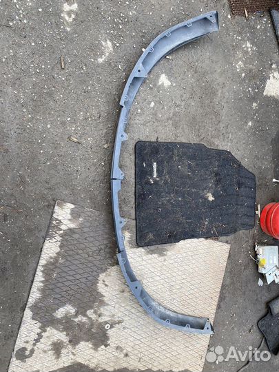 Губа переднего бампера Avensis