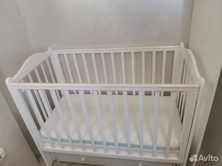 Детская кроватка с поперечным маятником