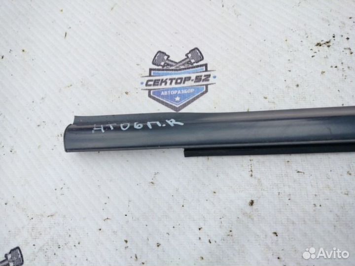 Уплотнитель стекла двери передний Hyundai Tucson 1