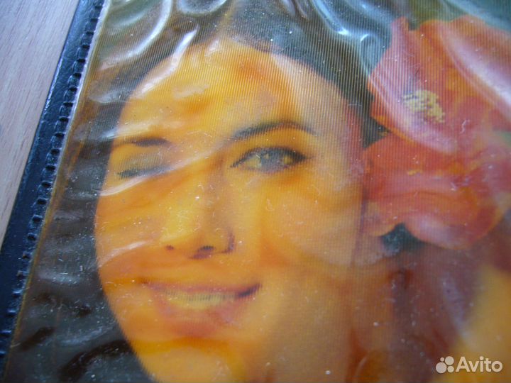 Подмигивающая девушка на бумажнике 80-ых