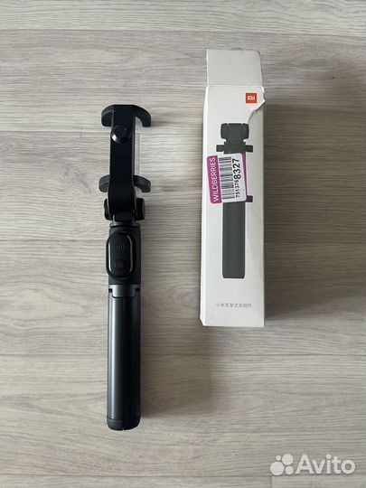 Монопод Xiaomi Mi Bluetooth Selfie Stick Tripod