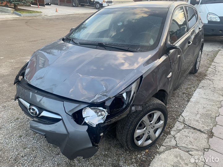 Hyundai Solaris 1.6 МТ, 2013, битый, 180 000 км