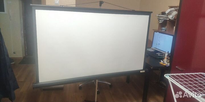 Экран для проектора на штативе Lumien
