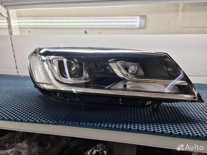 Фара правая Volkswagen Touareg