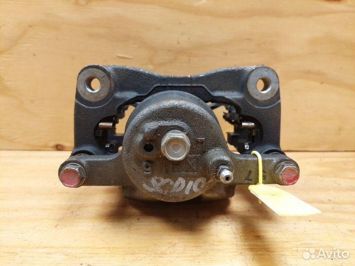 Суппорт передний левый Toyota Ractis SCP100 2szfe