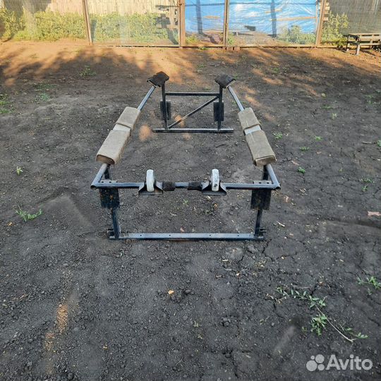 Поставка для перевозки лодки на прицепе