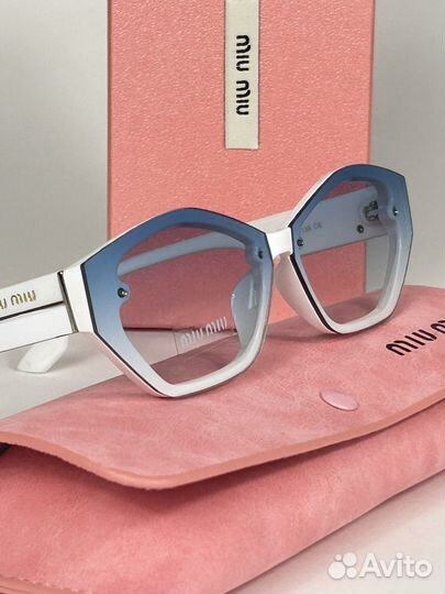 Солнцезащитные очки Miu Miu