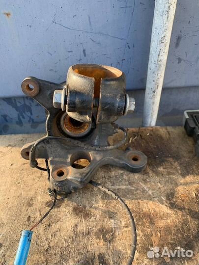 Кулак поворотный передний правый Bmw X3 E83 M54B25