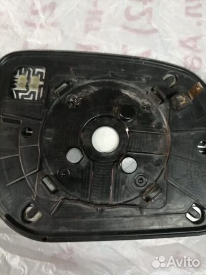 Зеркальный элемент левый RAV4 оригинал