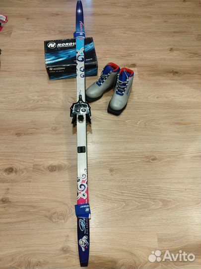 Лыжи, ботинки и палки для ребенка