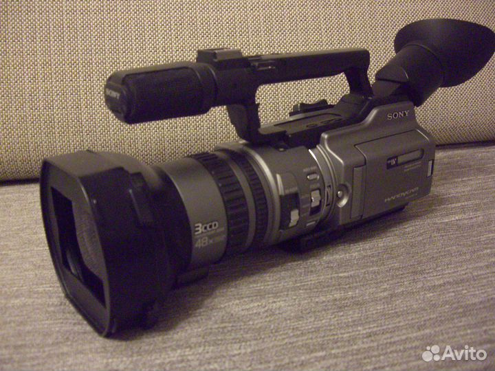 Видеокамера Sony DCR-VX2100E