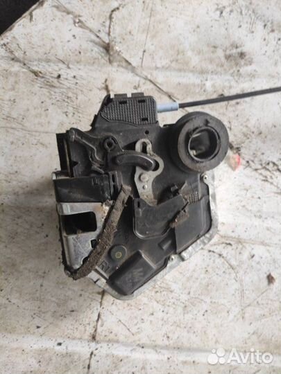 Замок двери задний левый Toyota Avensis ADT251