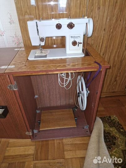 Швейная машинка Чайка 143