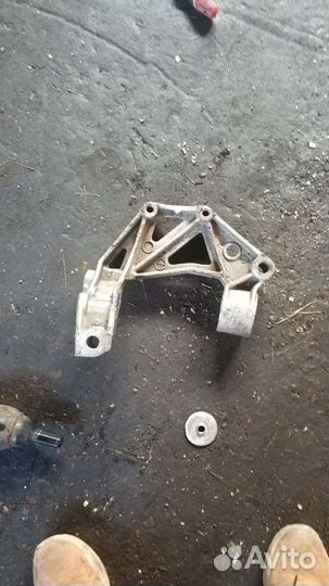 Кронштейн переднего левого рычага Audi VW Skoda
