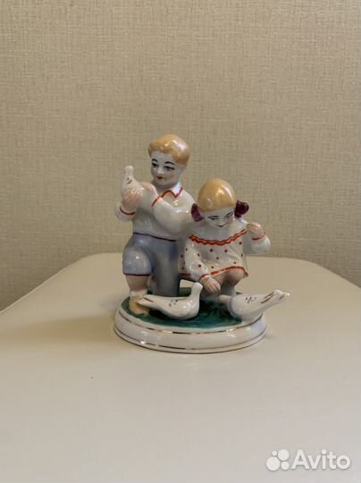 Фарфоровая статуэтка 