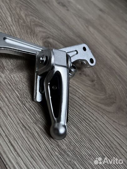 Педаль, подножка для заднего пассажира на мотоцикл