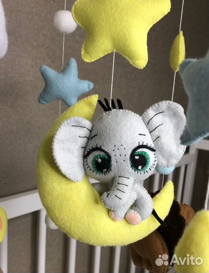 Мобиль в кроватку для новорождённого из фетра