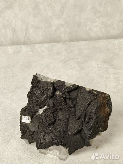 Марказит по кристаллам кальцита