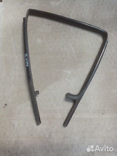 Уплотнительная резинка задняя правая Nissan March