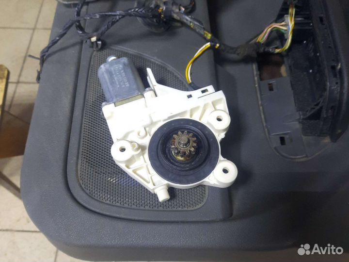 Обшивка передней левой двери с мотором и проводкой