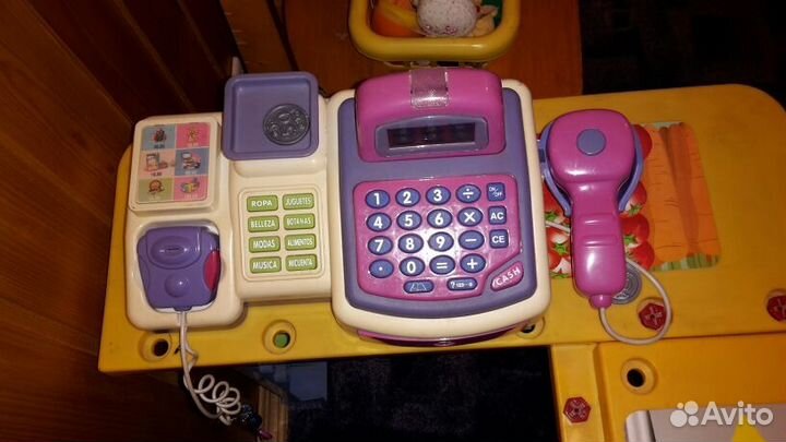 Супермаркет магазин Simba, корзинки и касса в пода