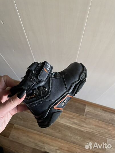 Продам детские ботинки