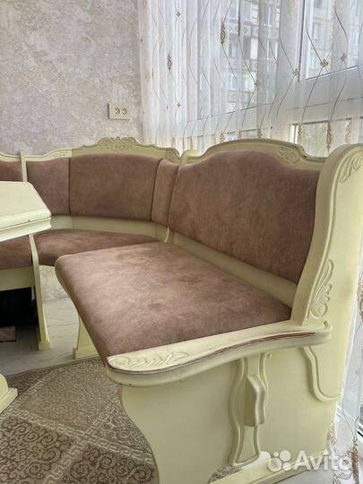 Угловой диван и стол кухня