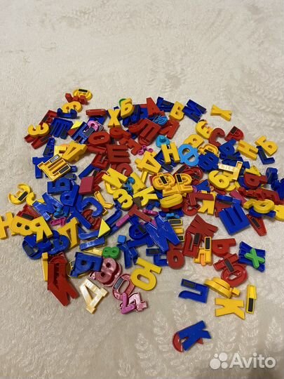 Очень много магнитных букв